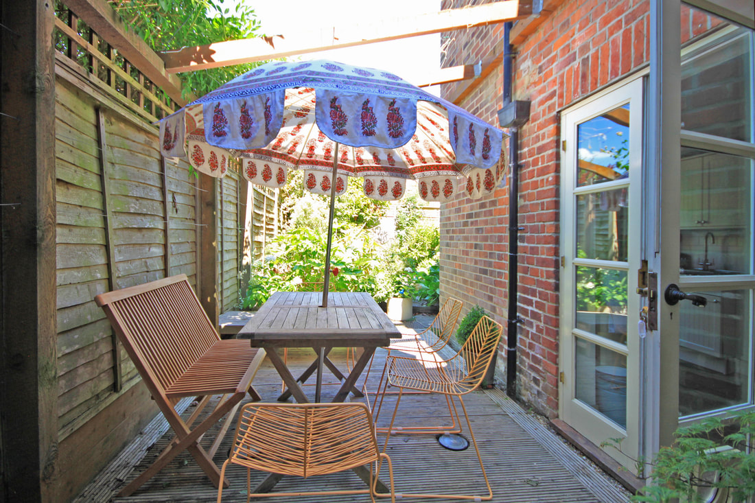 Central Winchester Holiday let holiday home with garden leaf garden chair chic garden parasol print block hand printed