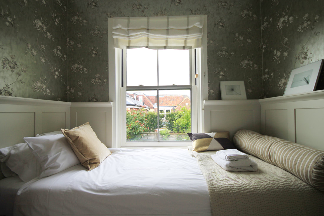 3 bedrooms self catering holiday let luxury boutique chic bedroom colefax and fowler Darcy paper